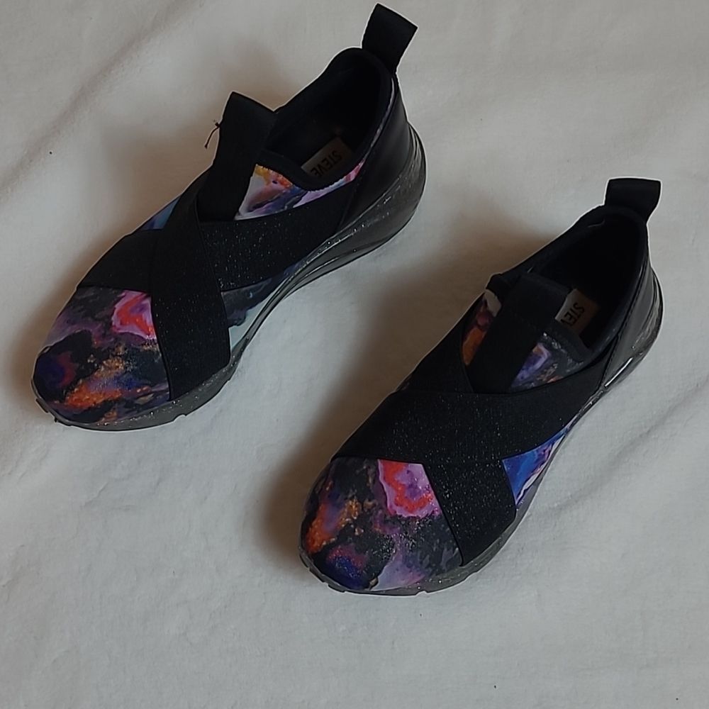 Girl's Steve Madden slip on shoes